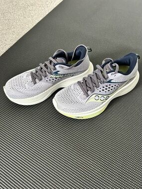Saucony Ride 17 Gray Navy Running Shoes with Lime Accents size 8